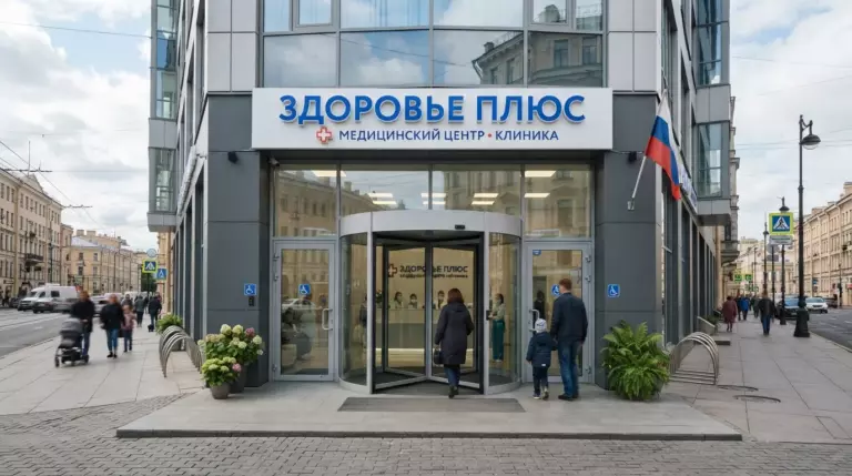 Полукруглая автоматическая дверь из гнутого стекла на входе в гостиницу