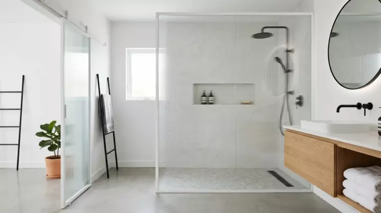 Экран walk-in с матовой полосой в совмещённом санузле